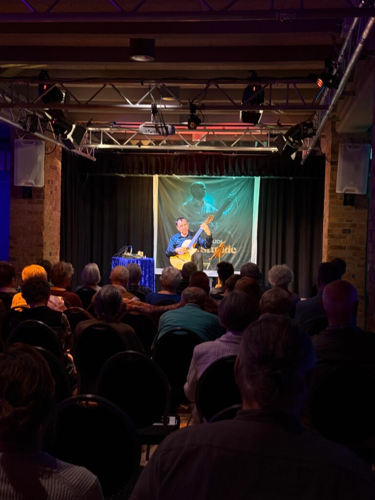Zwischen Gitarrenklang, Humor und leisen Zwischent&ouml;nen &ndash; Frank Fr&ouml;hlich zu Gast auf der Gutshofb&uuml;hne